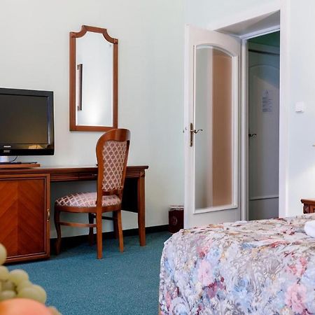 Hotel Ester การ์โลวีวารี ภายนอก รูปภาพ
