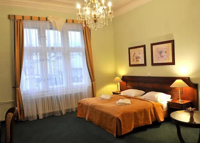 Hotel Ester การ์โลวีวารี ภายนอก รูปภาพ