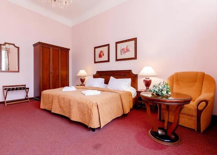 Hotel Ester การ์โลวีวารี ภายนอก รูปภาพ