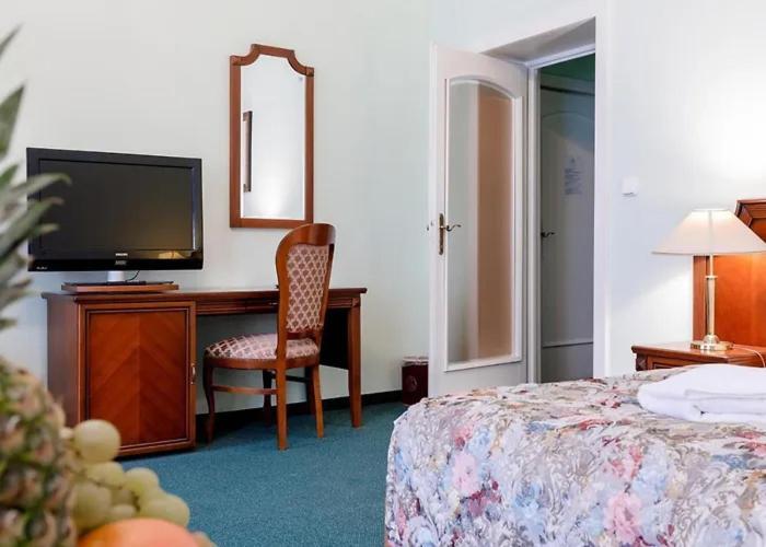 Hotel Ester การ์โลวีวารี ภายนอก รูปภาพ