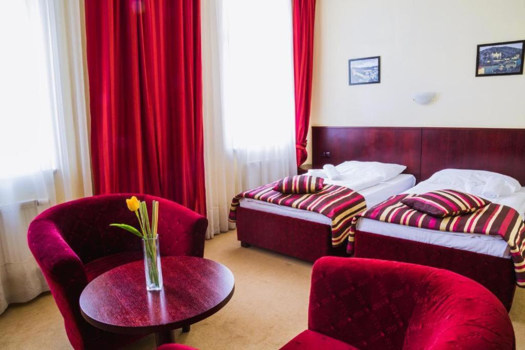 Hotel Ester การ์โลวีวารี ภายนอก รูปภาพ
