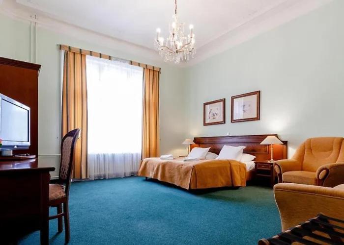 Hotel Ester การ์โลวีวารี ภายนอก รูปภาพ