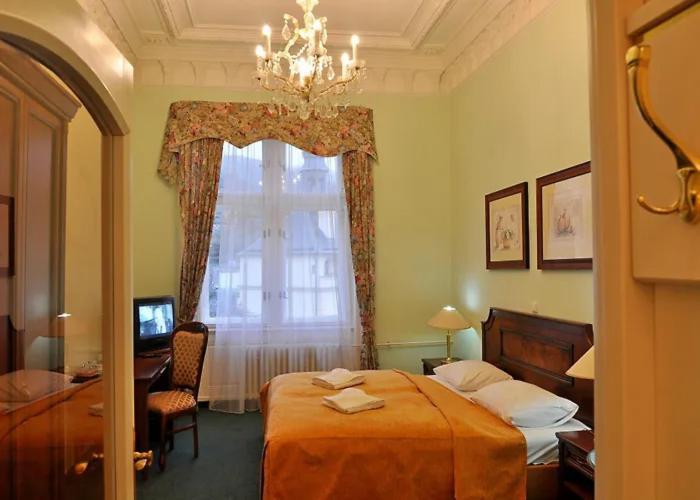 Hotel Ester การ์โลวีวารี ภายนอก รูปภาพ