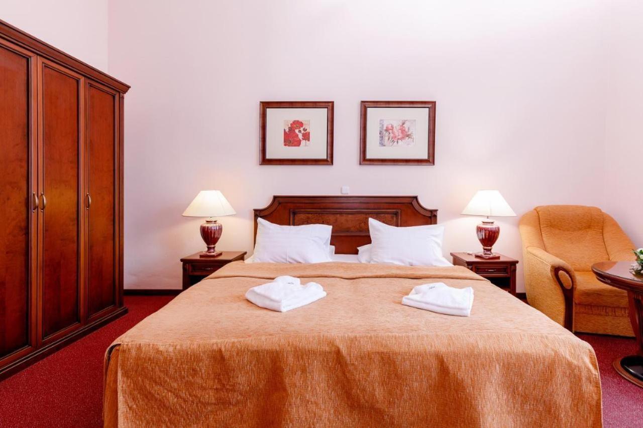 Hotel Ester การ์โลวีวารี ภายนอก รูปภาพ