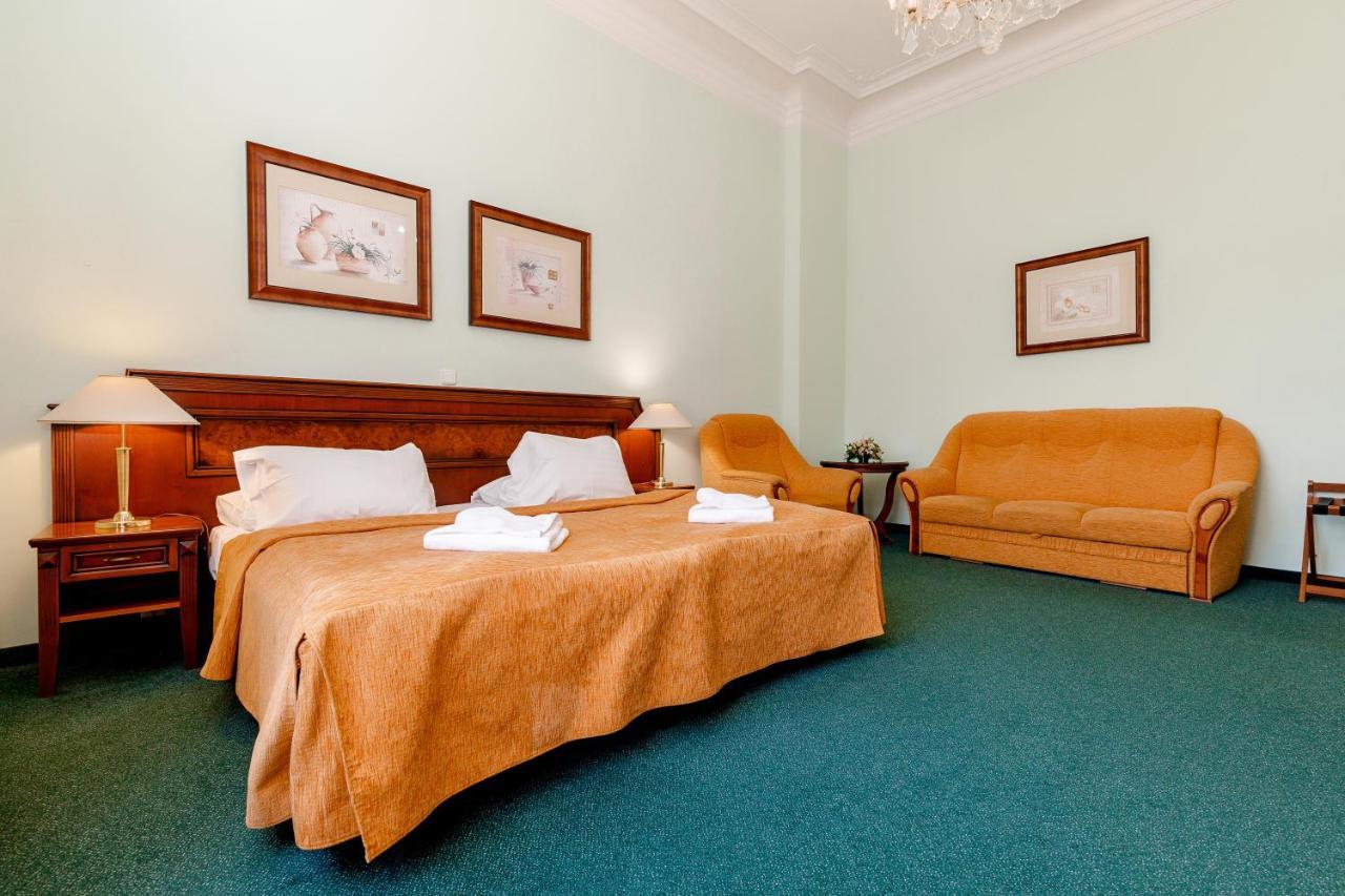 Hotel Ester การ์โลวีวารี ภายนอก รูปภาพ