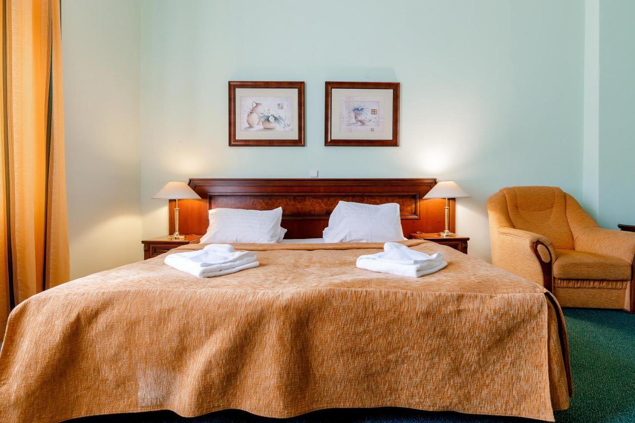 Hotel Ester การ์โลวีวารี ภายนอก รูปภาพ