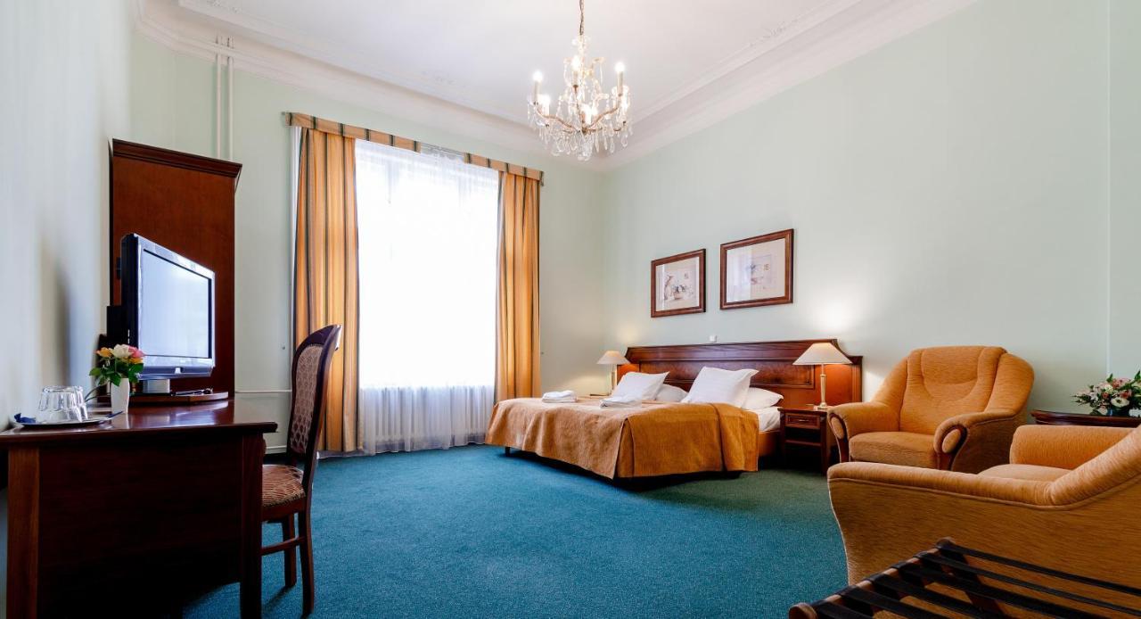 Hotel Ester การ์โลวีวารี ภายนอก รูปภาพ