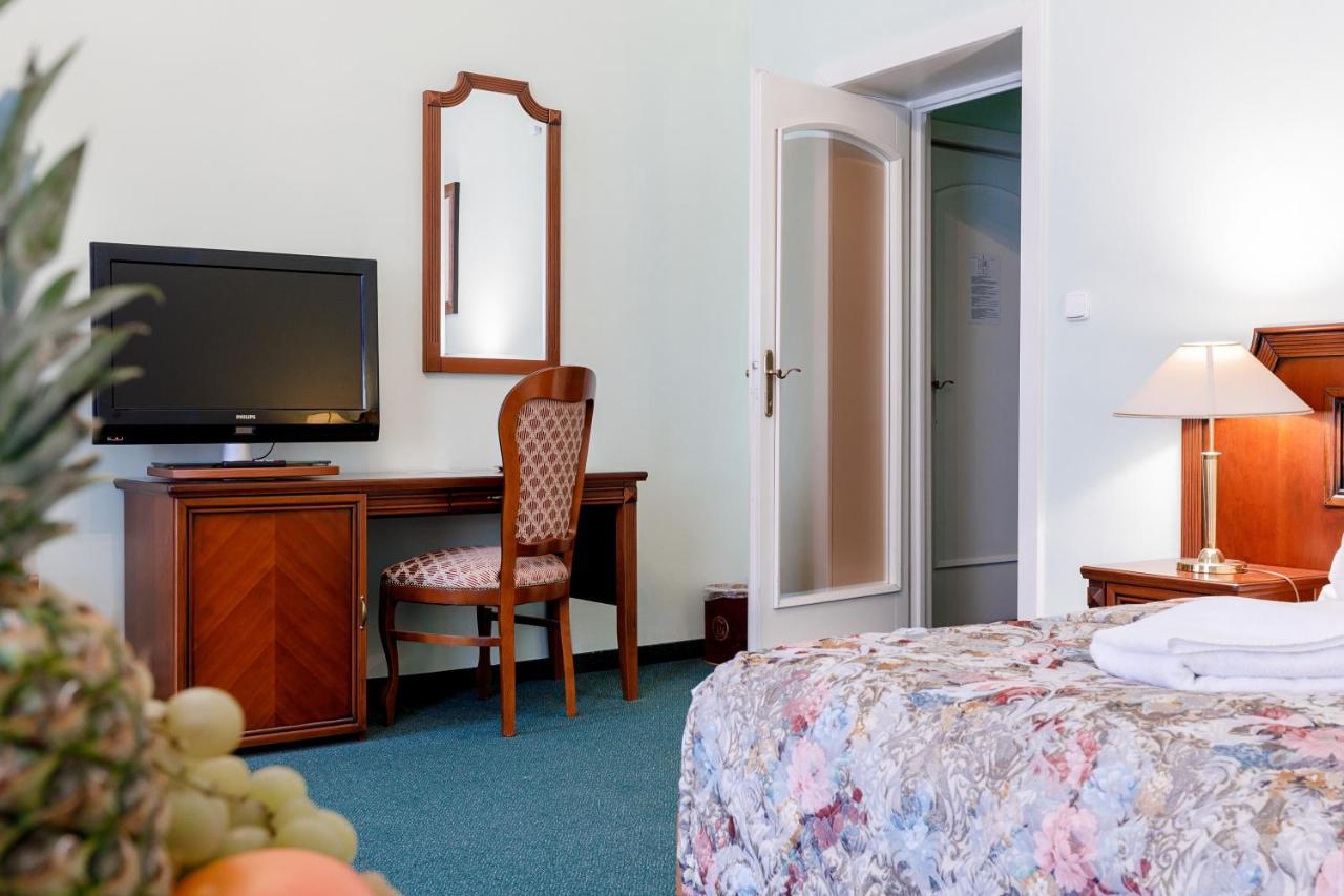 Hotel Ester การ์โลวีวารี ภายนอก รูปภาพ