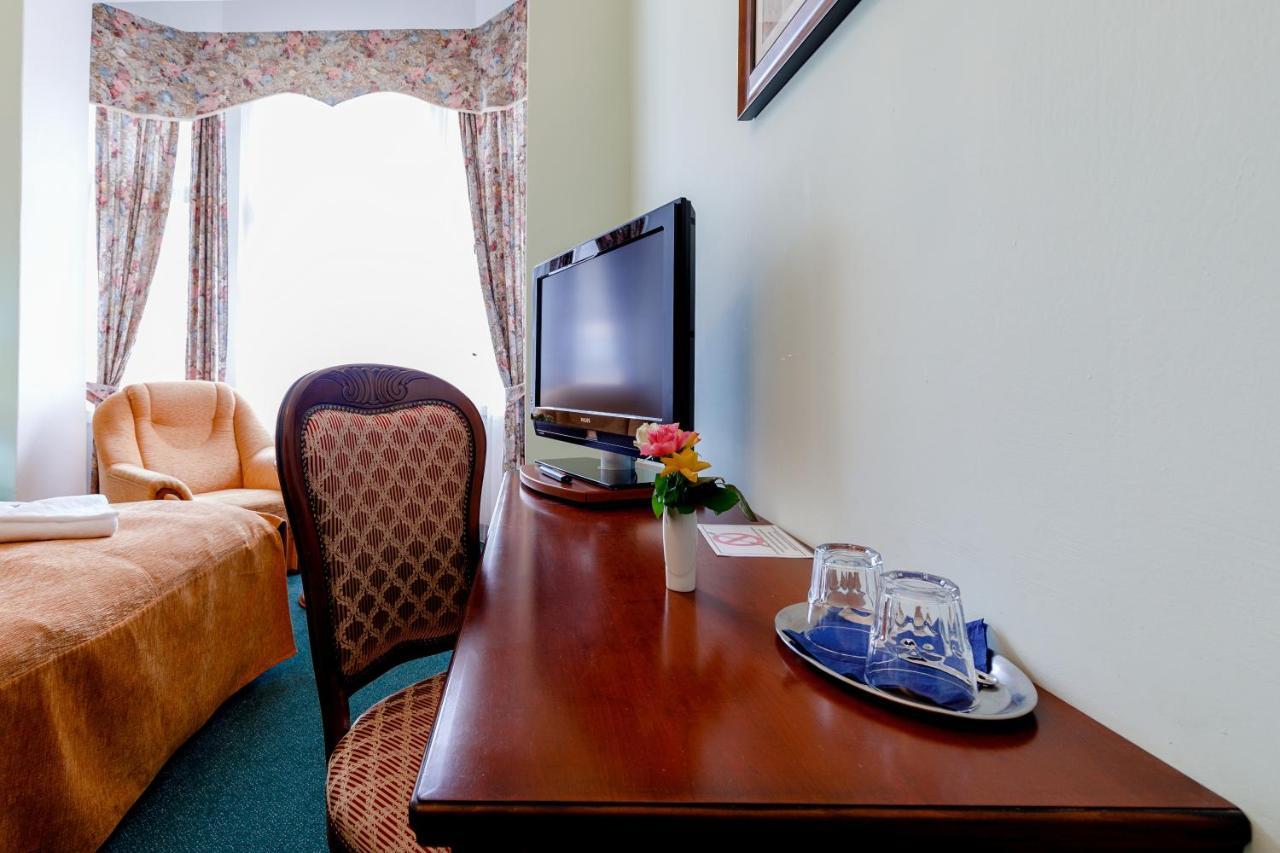 Hotel Ester การ์โลวีวารี ภายนอก รูปภาพ