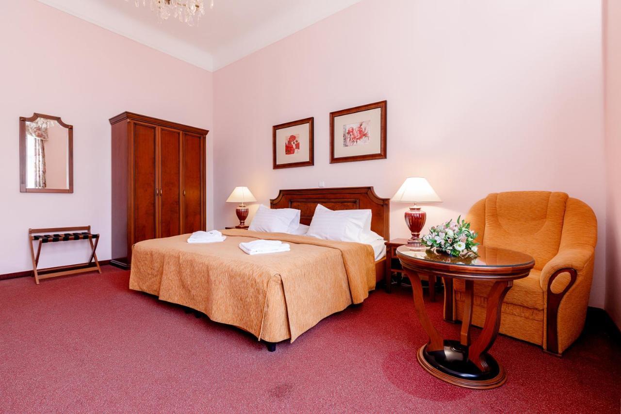 Hotel Ester การ์โลวีวารี ภายนอก รูปภาพ