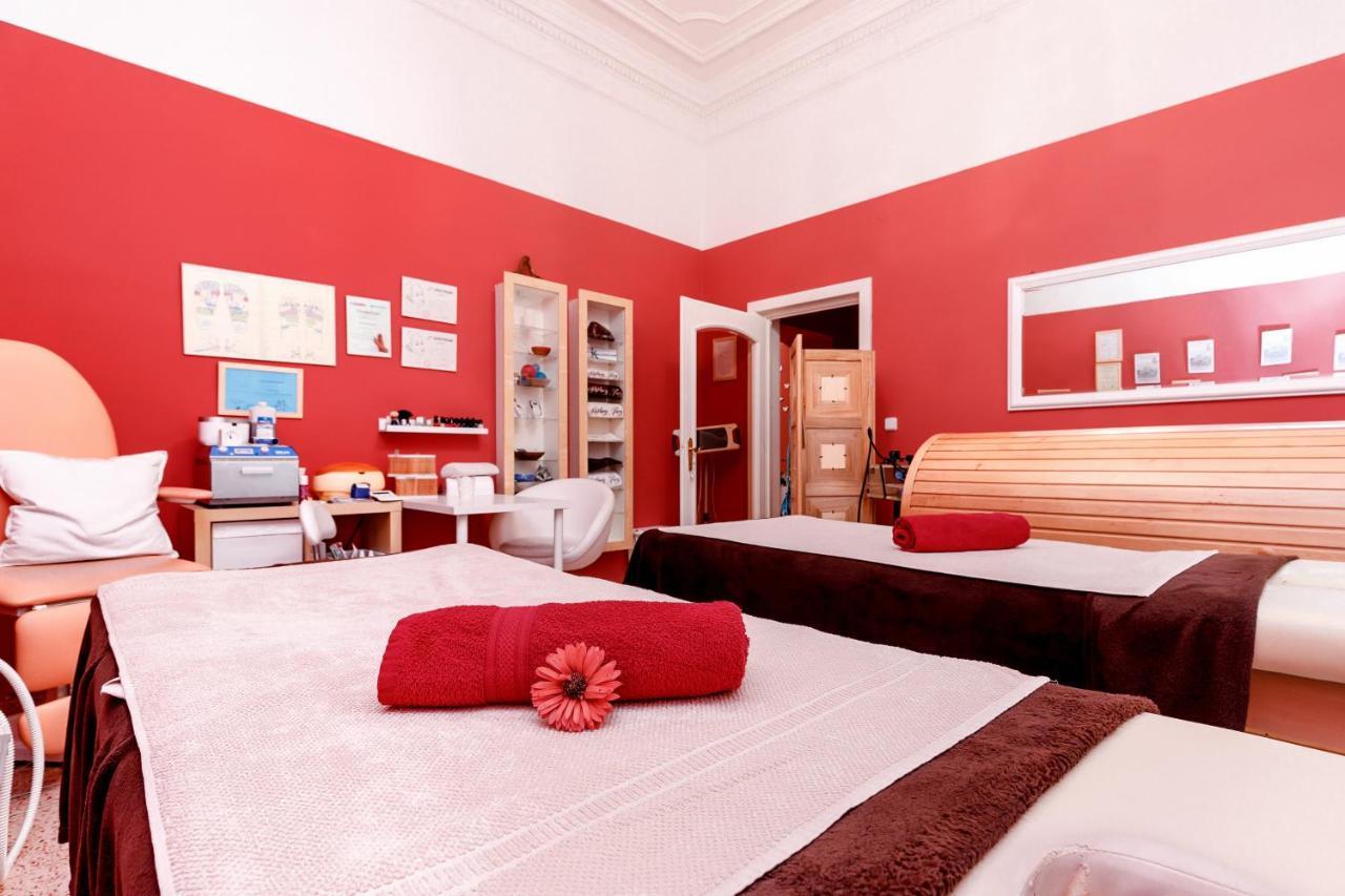 Hotel Ester การ์โลวีวารี ภายนอก รูปภาพ