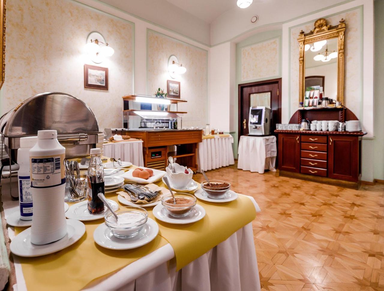 Hotel Ester การ์โลวีวารี ภายนอก รูปภาพ
