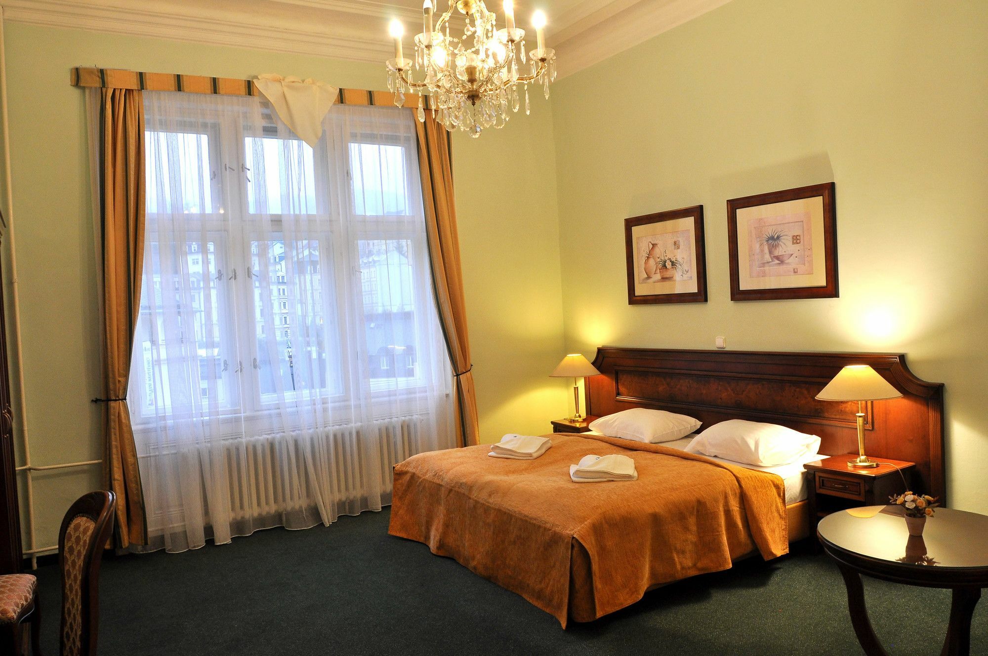 Hotel Ester การ์โลวีวารี ภายนอก รูปภาพ