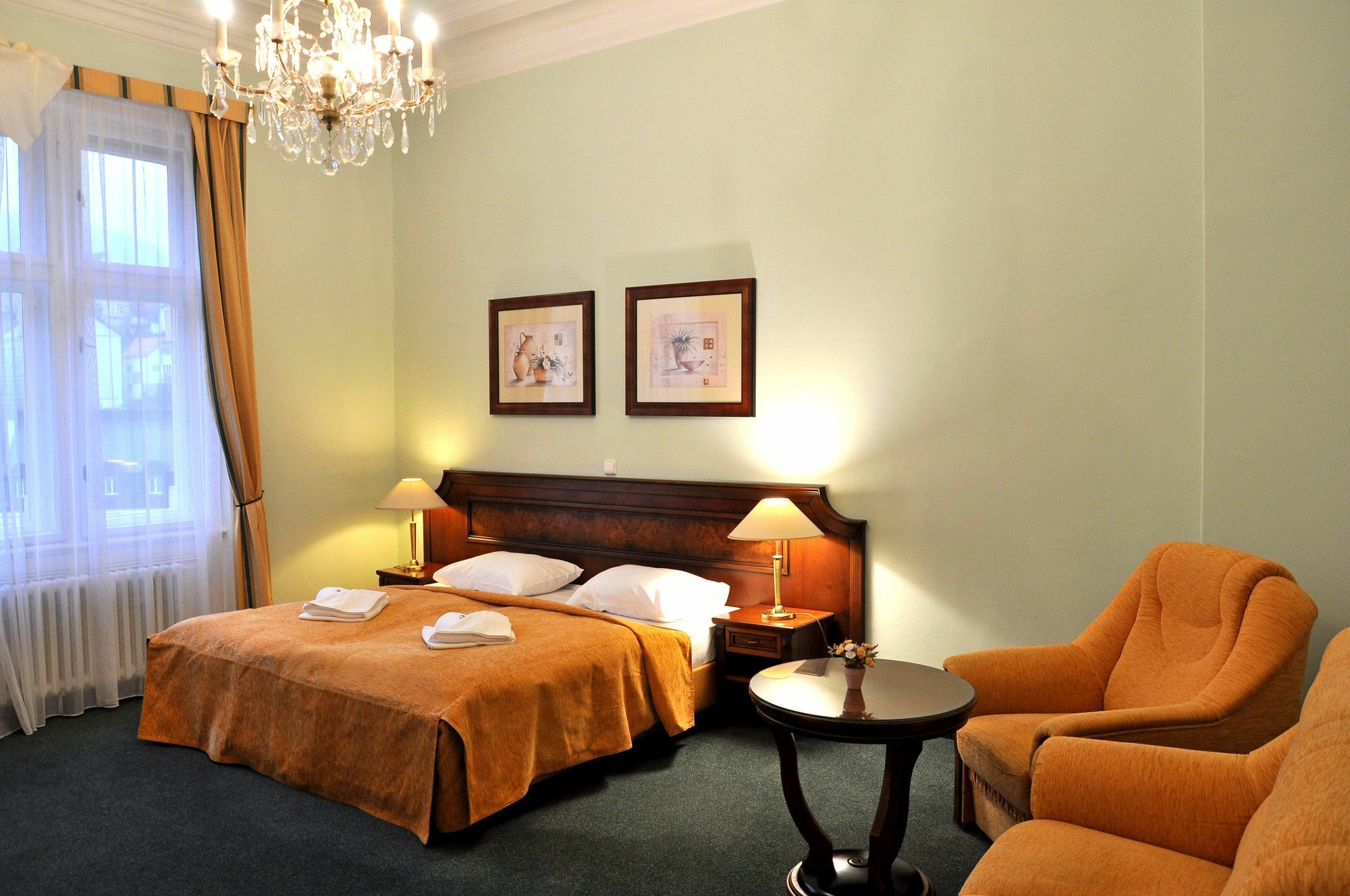Hotel Ester การ์โลวีวารี ภายนอก รูปภาพ